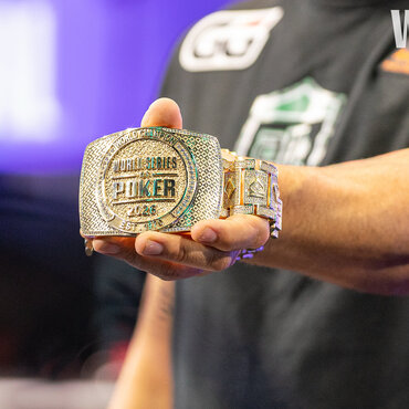 Main Event WSOP 2026 dny 1AB: Mizrachi, izraelské sako, Gerard Pique i Češi ve hře