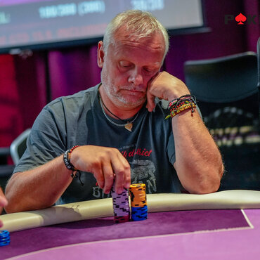 Rebuy Stars Kladno: Mezinárodní 3-way deal v Big Tuesday eventu s českým vítězem Zdeňkem Sárovcem