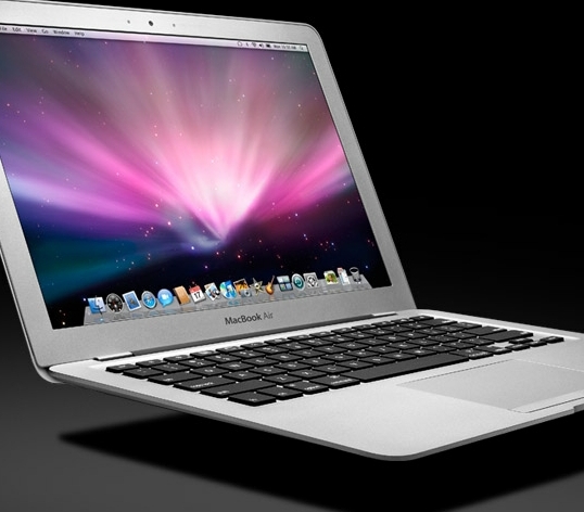 Červenec na CC.com: Vyhrajte MacBook Air a statisíce na dotacích