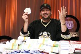 Phil Hellmuth to dokázal, získal v pořadí 13. náramek!