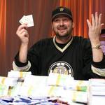 Phil Hellmuth to dokázal, získal v pořadí 13. náramek!