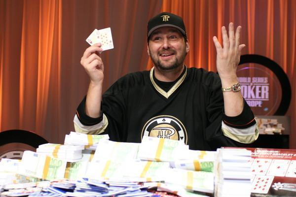 Phil Hellmuth to dokázal, získal v pořadí 13. náramek!