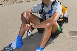 Brian Townsend dal pokeru vale. Trénuje na Sahara desert race
