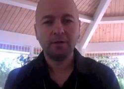Negreanu se ostříhal a nepoznávají ho už ani taxikáři