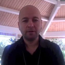 Negreanu se ostříhal a nepoznávají ho už ani taxikáři