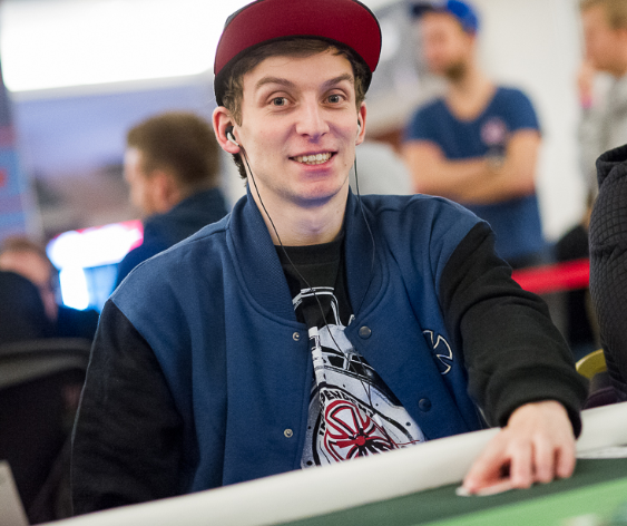 WPT Prague - Day 1B: Vítek Pešta postupuje jako jediný z českých hráčů