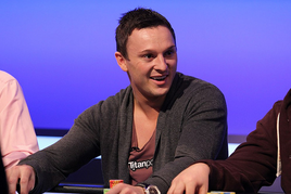 Sam Trickett daroval výhru z turnaje na charitu