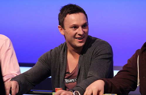 Sam Trickett daroval výhru z turnaje na charitu