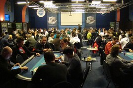 Main Event Synot Tipu byl zakončen dealem v pěti hráčích