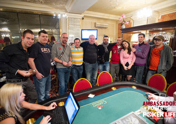 Finále Ambassador Poker Tour 2012 skončilo 9-way dealem
