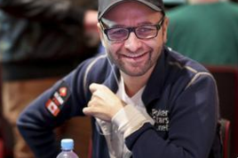 WSOP APAC Main Event: Negreanu a Ivey mezi top stacky po prvním dni