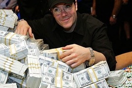 Další vítěz Main Eventu WSOP na dně? Goldův náramek jde do aukce