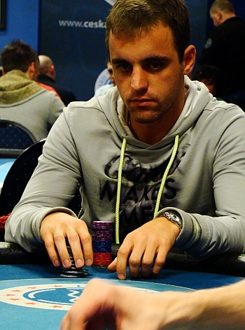 WSOP Main Event: Trio Kokoška, Nakládal a Táborský pokračuje. Staszko skončil.