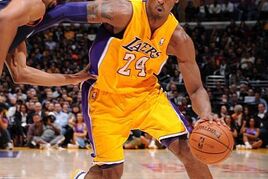 WSOP: Kobe Bryant zahájil turnaj na počest Jerryho Busse