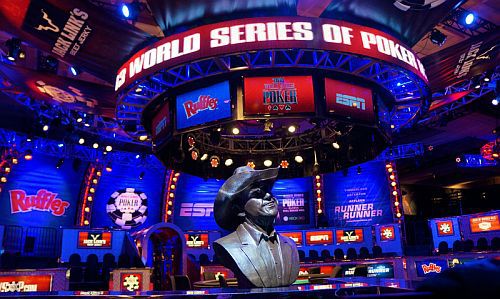 WSOP PicBlog: Fotbalista Piqué, brankář Luongo či socha Doyla Brunsona