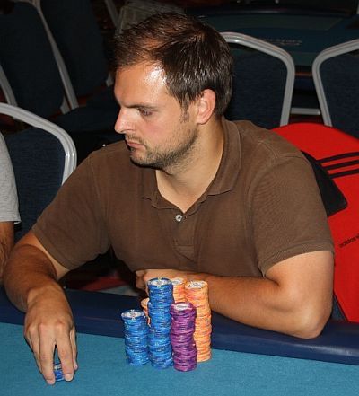 Pionier Main Event: Ze dne 1A pokračuje sedm Čechů