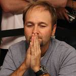 WSOPE: Daniel Negreanu out! V Main Eventu zbývá 24 hráčů
