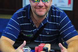 Pololetní freeroll Celebrity Poker Tour chipleaduje po prvním dni Radek Průcha