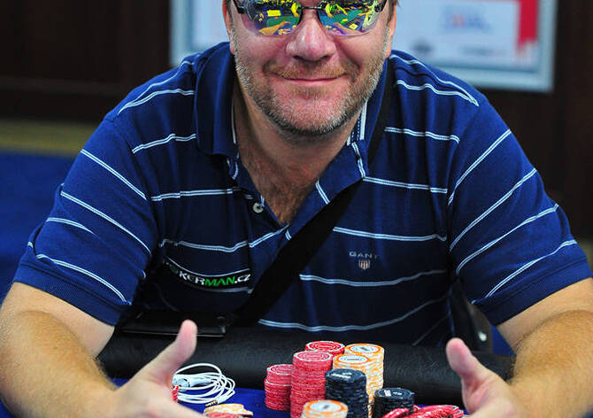 Pololetní freeroll Celebrity Poker Tour chipleaduje po prvním dni Radek Průcha