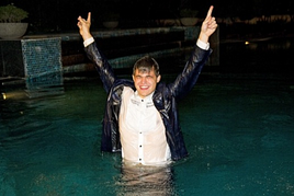 Carlsen oslavil šachový titul celonoční pokerovou party