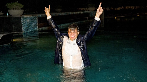 Carlsen oslavil šachový titul celonoční pokerovou party