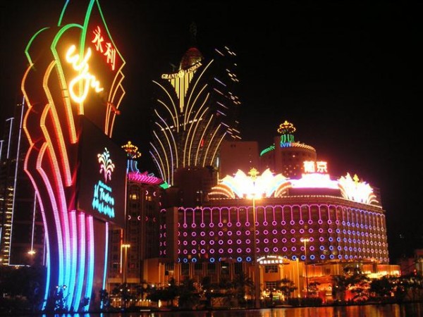 Hazardní průmysl v Macau se potýká s rekordním poklesem výnosů