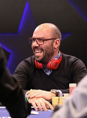 EPT Deauville: Řek Kotoupas je chipleaderem v TOP16, Vinklárek out