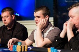 UKIPT: Dan Stacey ve vedení, Max Silver pokračuje ve spanilé jízdě