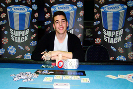 888 Super Stack: Ian Uppaluri předvedl ukázkový &quot;chip and chair&quot;