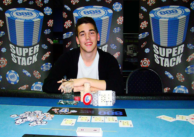 888 Super Stack: Ian Uppaluri předvedl ukázkový &quot;chip and chair&quot;