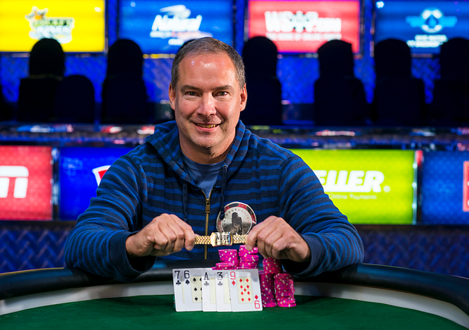 WSOP: Phil Hellmuth padl v heads-upu! Náramek z Razzu bere Ted Forrest