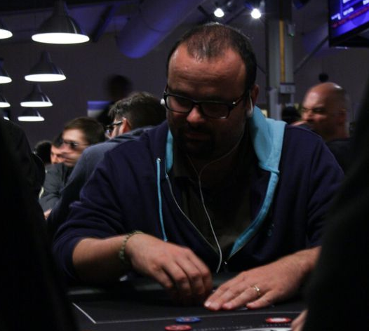 Redbet LIVE Main Event: Lukáš Záškodný postoupil ze dne 1A na průběžné druhé příčce