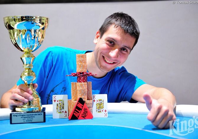 Winner, winner, chicken dinner. Headis si podmanil MČR ve squashpokeru