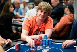 Vojtěch Růžička bojuje ve druhém hracím dni Main Eventu UKIPT