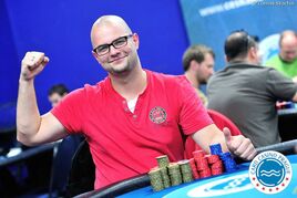 ČPT srpen: Do finále vstoupí na monster chipleadu Josef Šnejberg