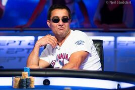 Finálovému stolu EPT Barcelona vévodí ryzí amatér Hossein Ensan