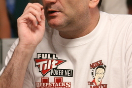 Mike Matusow prodělal komplikovanou operaci zad. Učí se znovu chodit