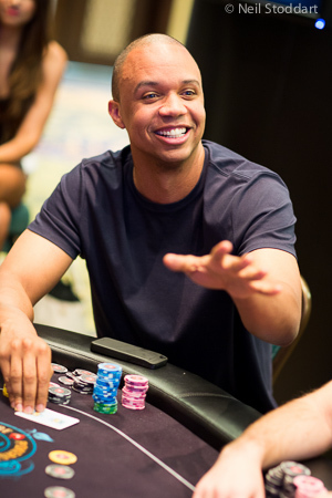 Phil Ivey se na WSOP zatím neukázal. Místo honby za náramky prohrává online!