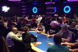Rebuy Stars 250K GTD: Z úvodního startovního dne postoupilo 11 hráčů