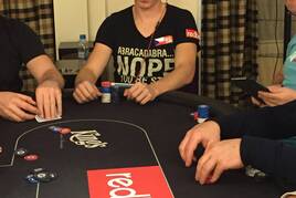 Redbet Live Main Event: Úvodní flight přežilo 5 Čechů vedených Honzou Koukalem