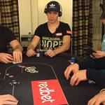 Redbet Live Main Event: Úvodní flight přežilo 5 Čechů vedených Honzou Koukalem