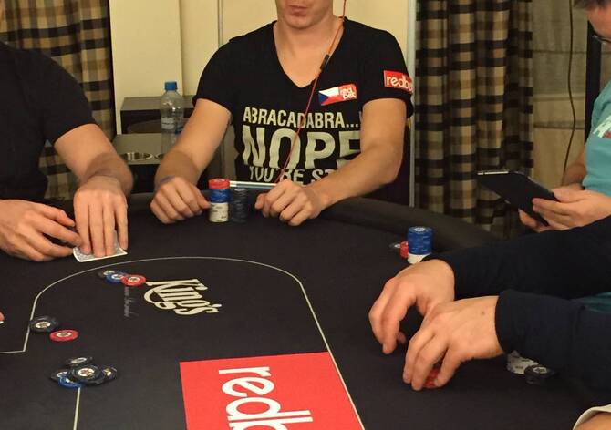 Redbet Live Main Event: Úvodní flight přežilo 5 Čechů vedených Honzou Koukalem