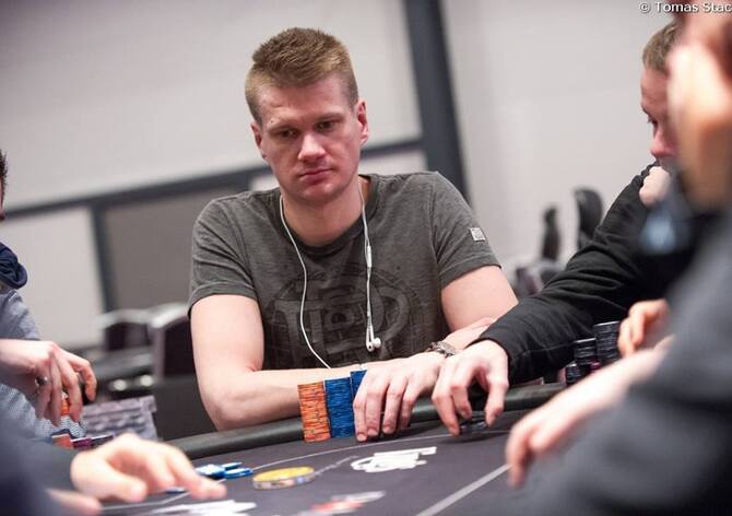 PokerNews Cup Main Event: Den 1A zvládlo 7 Čechů v čele s Lukášem Průchou
