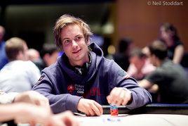 Viktor Blom &quot;neumí&quot; točit. Na cash game prohrál esa za skoro 1.400 blindů...