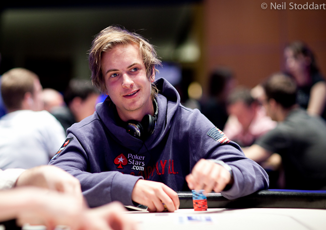 Viktor Blom "neumí" točit. Na cash game prohrál esa za skoro 1.400 blindů...