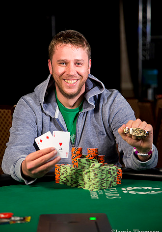 WSOP: Kevin MacPhee se dočkal svého prvního zlatého náramku