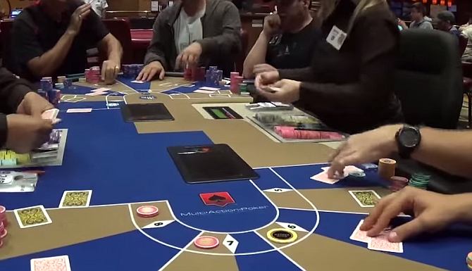 Novinka ve světě živého pokeru: Dvě handy současně na jednom stole!