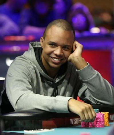Phil Ivey řádí za virtuálními stoly a stahuje své ztráty