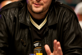 Phil Hellmuth rupnul na domácí cash game přes $100.000