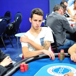 Chipleaderem nedělního finále Main Eventu srpnové ČPT je Filip Mikuláš